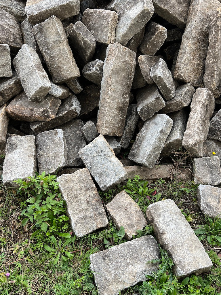 Granitborde, grau, gebrochen, gebraucht