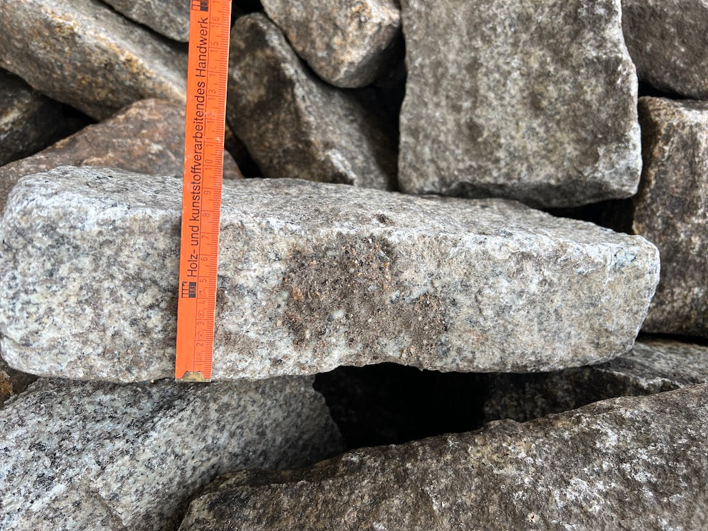 Granitborde, grau, gebrochen, gebraucht