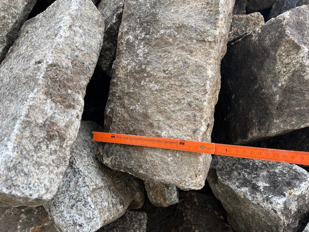 Granitborde, grau, gebrochen, gebraucht
