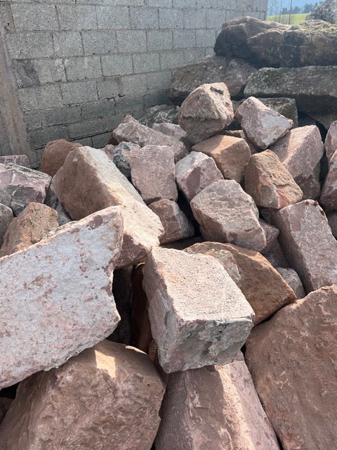 Sandsteinquader rötlich