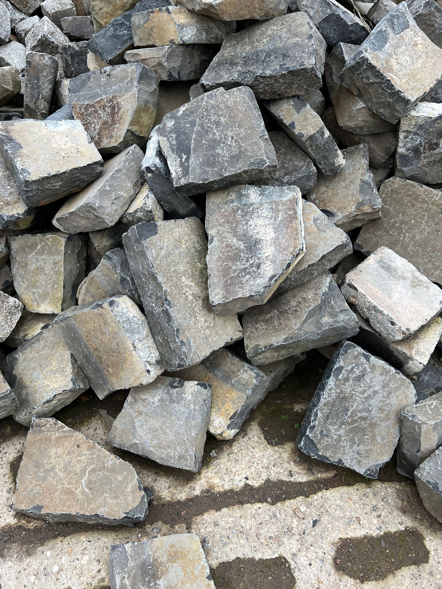 Basaltborde, anthrazit, "Kälberzähne"