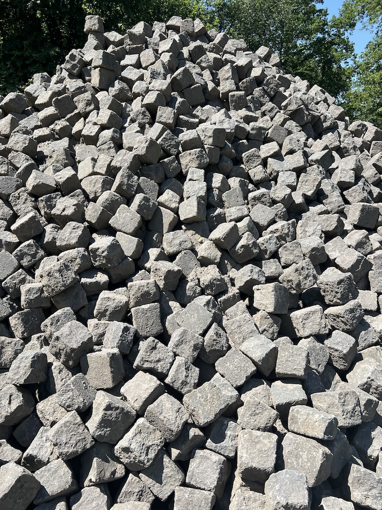 Basaltlava Großpflaster 14-17cm, anthrazit-schwarz, gebraucht