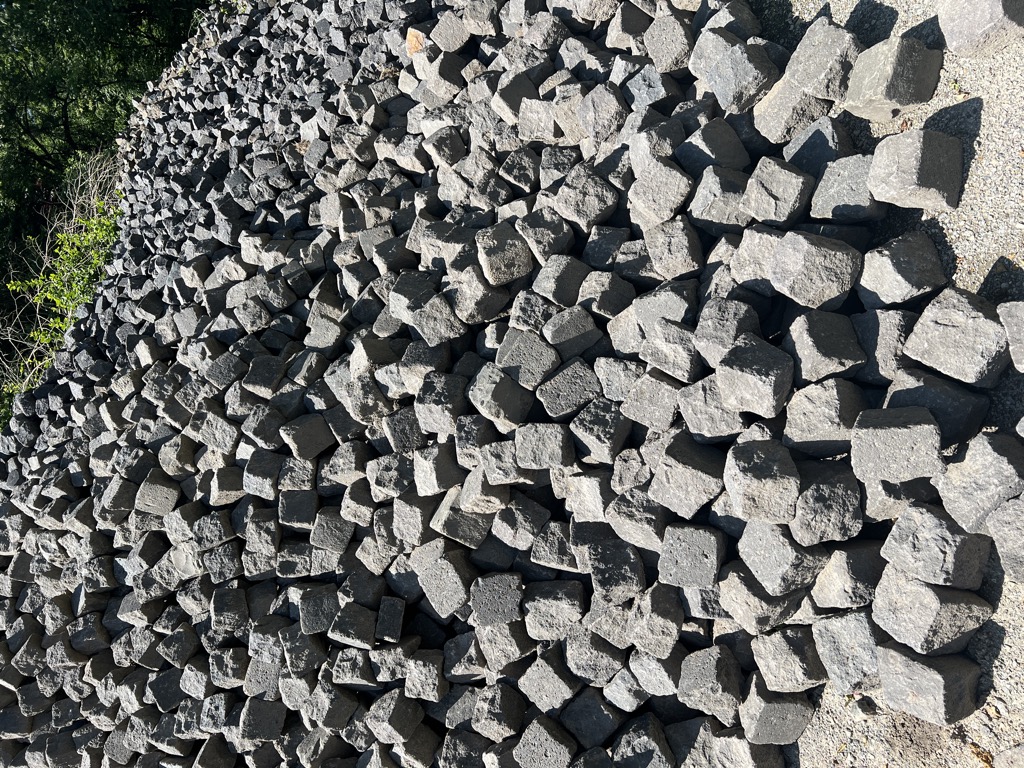 Basaltlava Großpflaster 14-17cm, anthrazit-schwarz, gebraucht – Bild 4 anzeigen