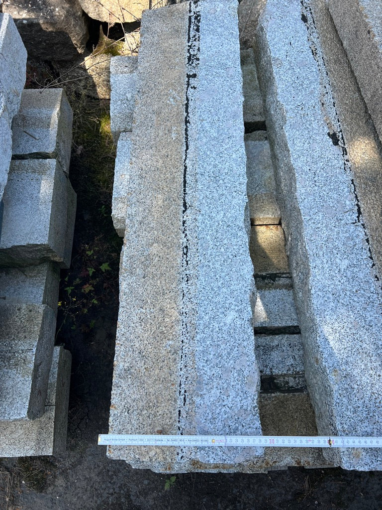 Granitborde, grau-gelb, gesägt-gestockt, gebraucht