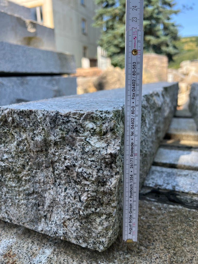 Granitborde, grau-gelb, gesägt-gestockt, gebraucht Bild 2