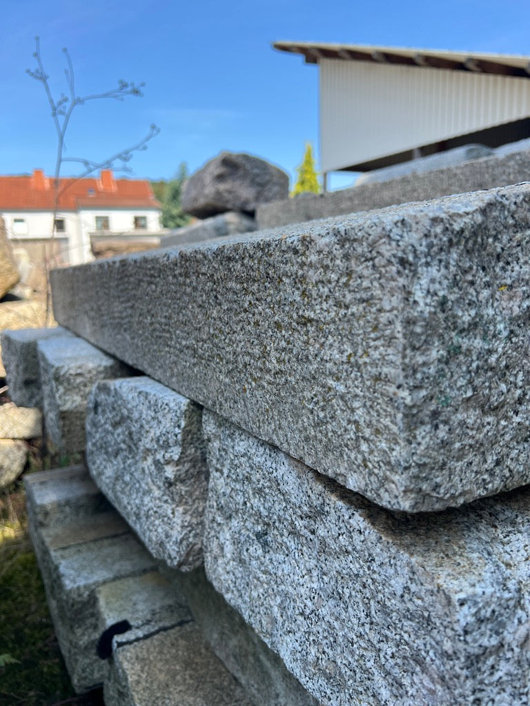 Granitborde, grau-gelb, gesägt-gestockt, gebraucht Bild 4