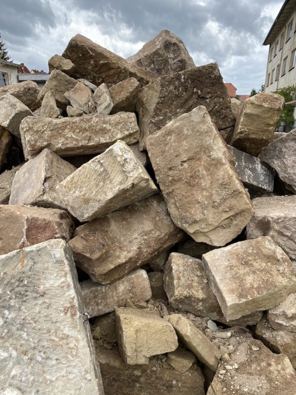 Sandsteinmauerwerk aus altem Gewölbekeller Bild 3
