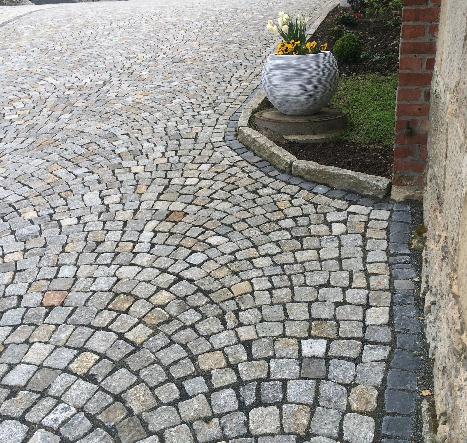 Granit-Kleinpflaster mit Basalt-Umrandung – elegante Einfahrt