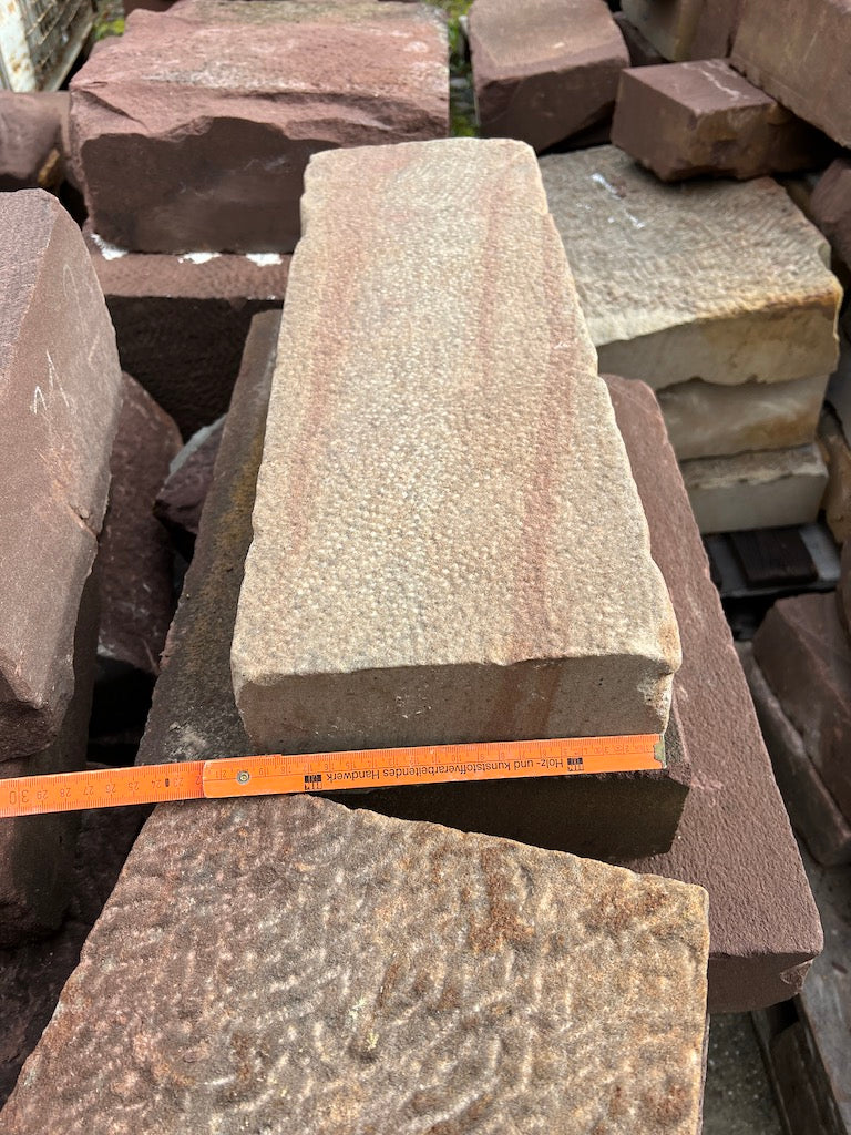 Friedewalder Quarzsandstein, rot-bunt, D: 10-15cm, gestockt, gebraucht