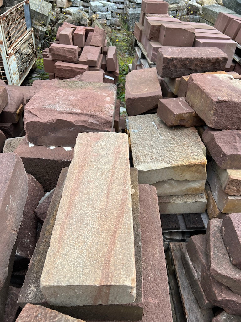 Friedewalder Quarzsandstein, rot-bunt, D: 10-15cm, gestockt, gebraucht